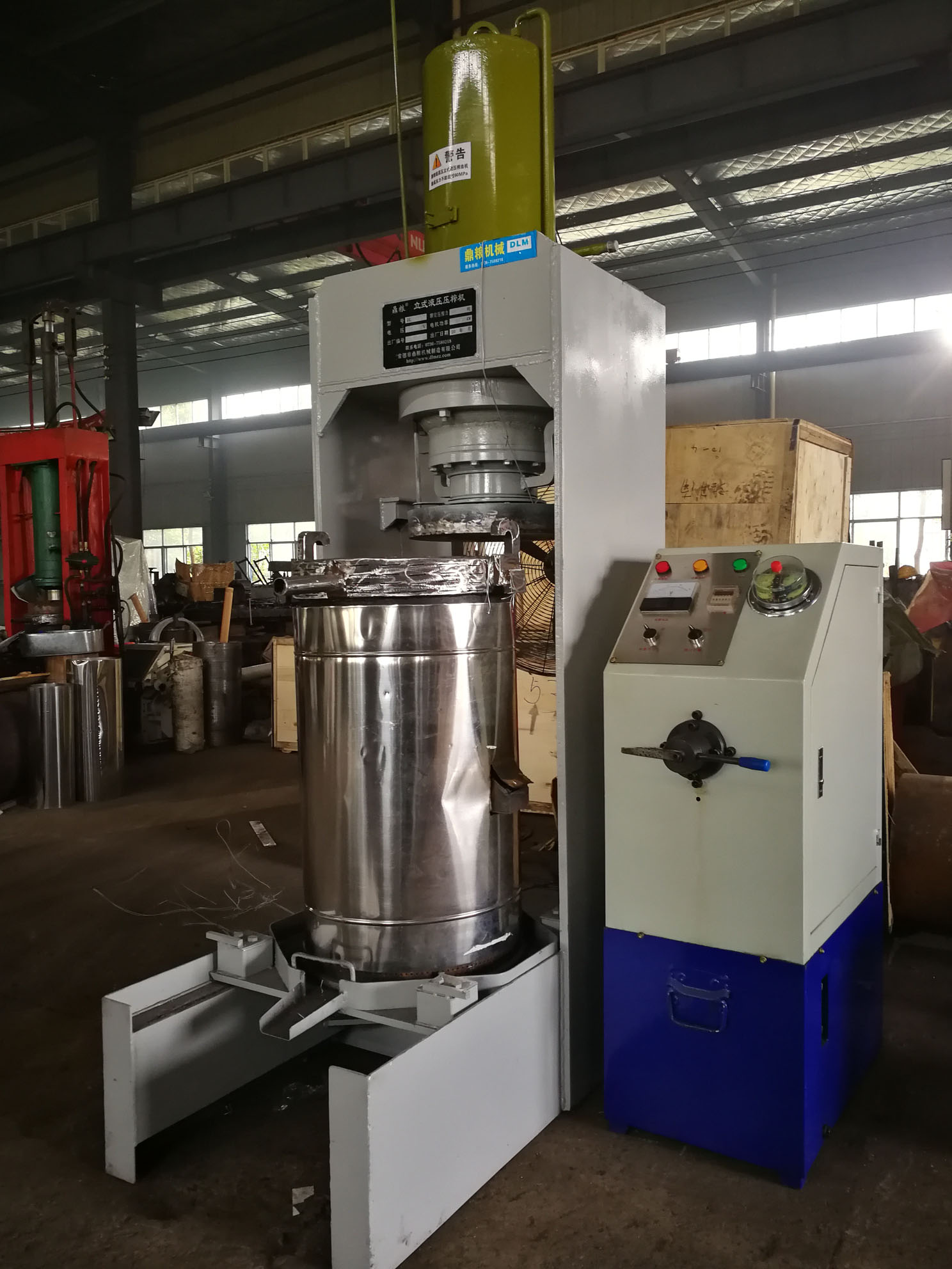 不銹鋼超高壓立式液壓壓榨機(jī)，果汁壓榨機(jī)，果渣壓榨機(jī)，藥材壓榨，油渣處理，白土壓榨